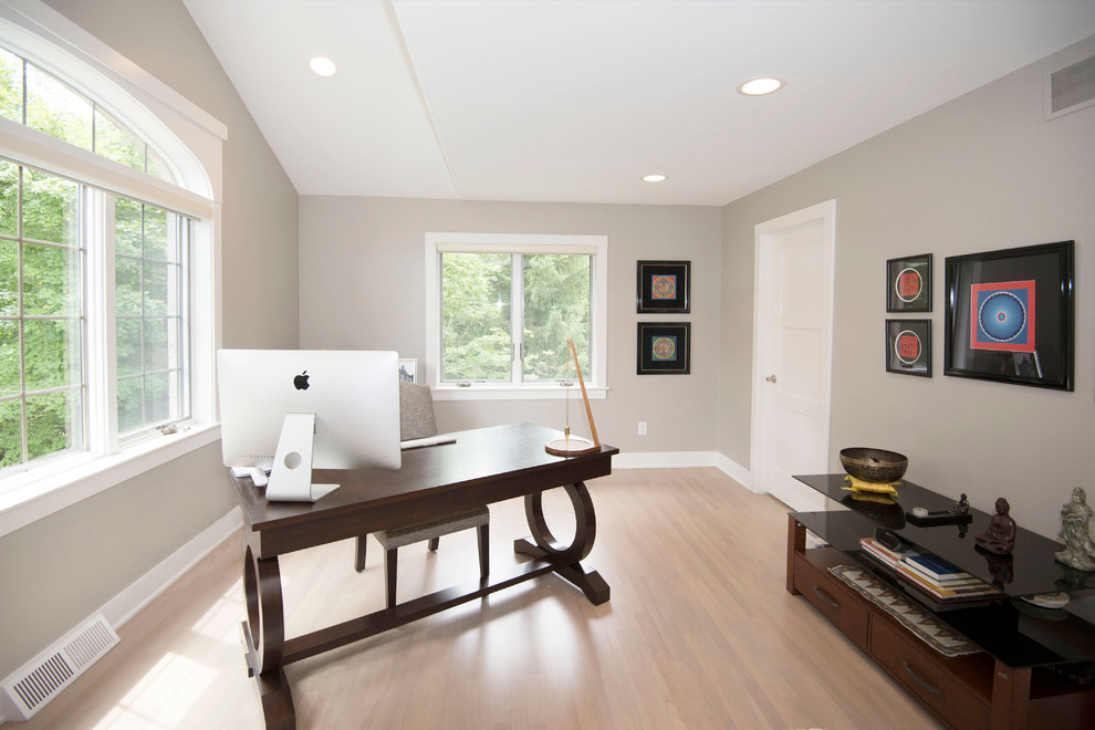 Idéer för att renovera ett vintage arbetsrum, med grå väggar, ljust trägolv och ett fristående skrivbord