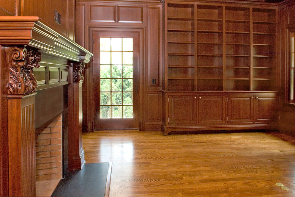 Aménagement d'un bureau classique de taille moyenne avec un sol en bois brun, une cheminée standard et un manteau de cheminée en bois.