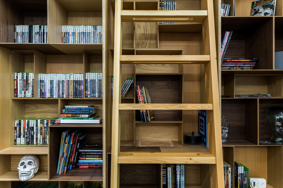 Идея дизайна: домашняя библиотека среднего размера в современном стиле с бежевыми стенами и бежевым полом без камина