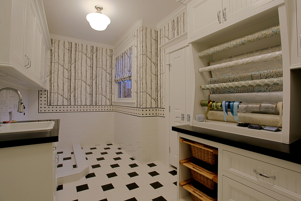 ヒューストンにある広いトラディショナルスタイルのおしゃれなクラフトルーム (白い壁、磁器タイルの床、暖炉なし) の写真