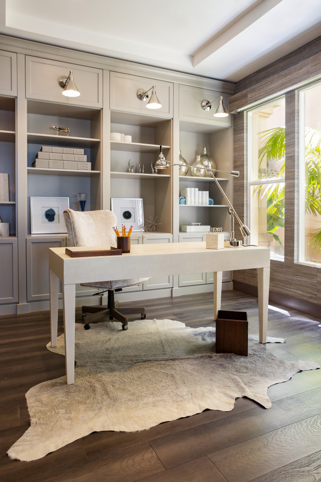 Idee per un ufficio chic con pareti marroni, pavimento in legno massello medio, nessun camino, scrivania autoportante e pavimento marrone