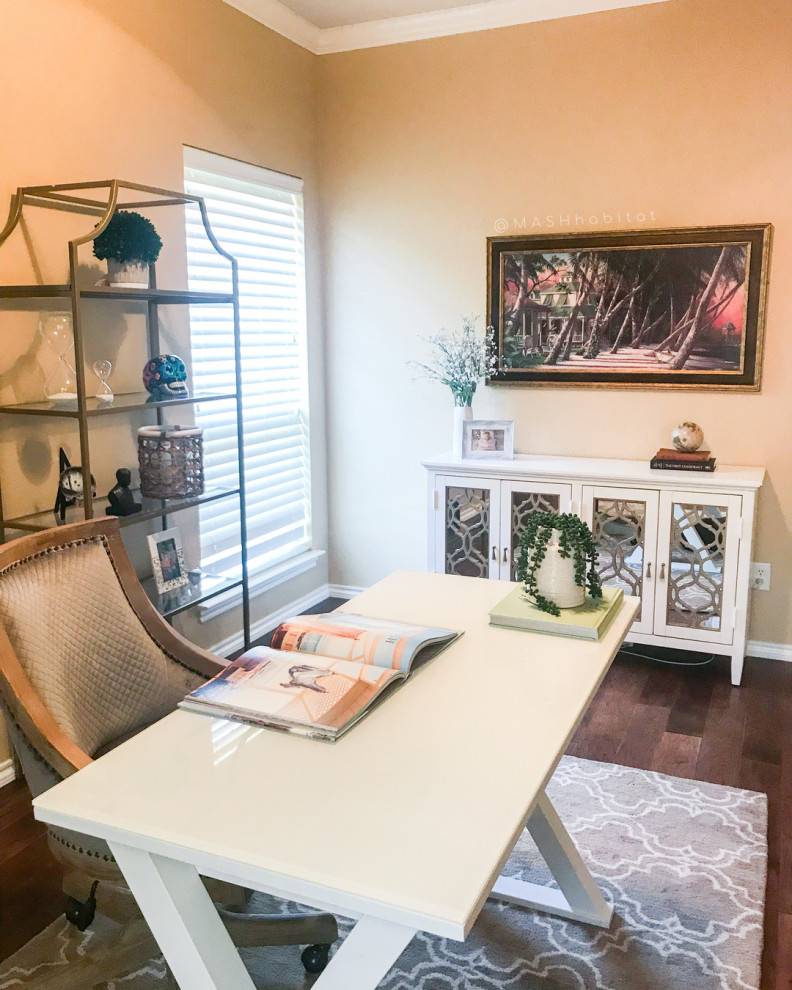 Diseño de despacho tradicional renovado pequeño con paredes beige, suelo de madera en tonos medios, escritorio independiente y suelo marrón