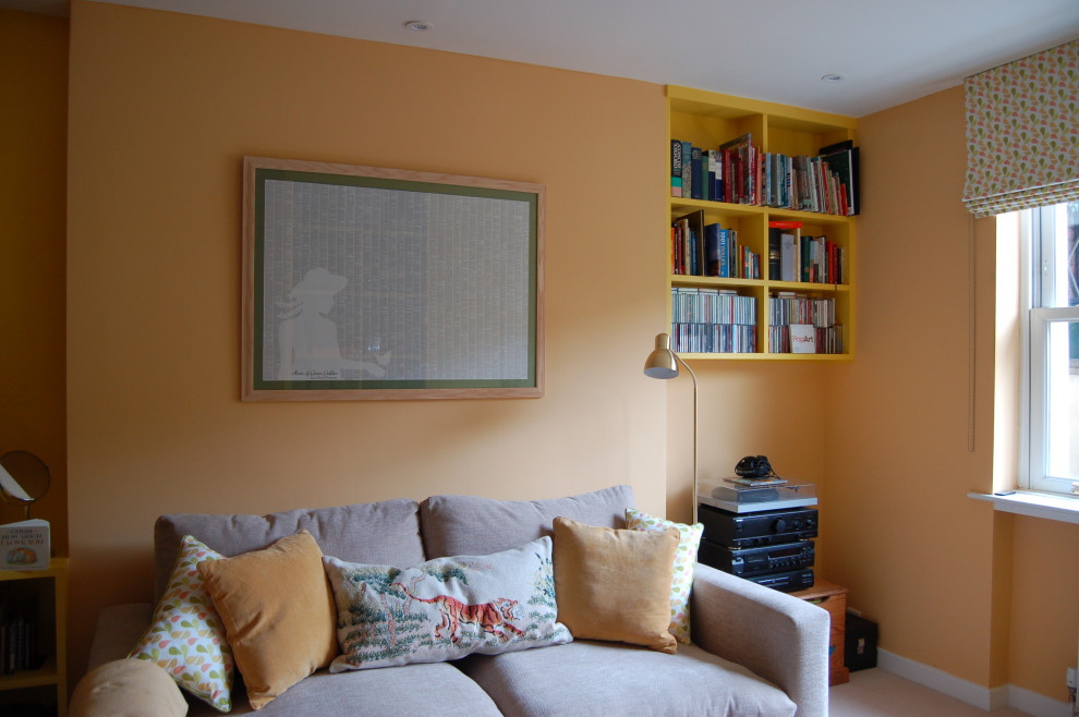 Diseño de biblioteca en casa cerrada actual de tamaño medio con moqueta, suelo beige y parades naranjas