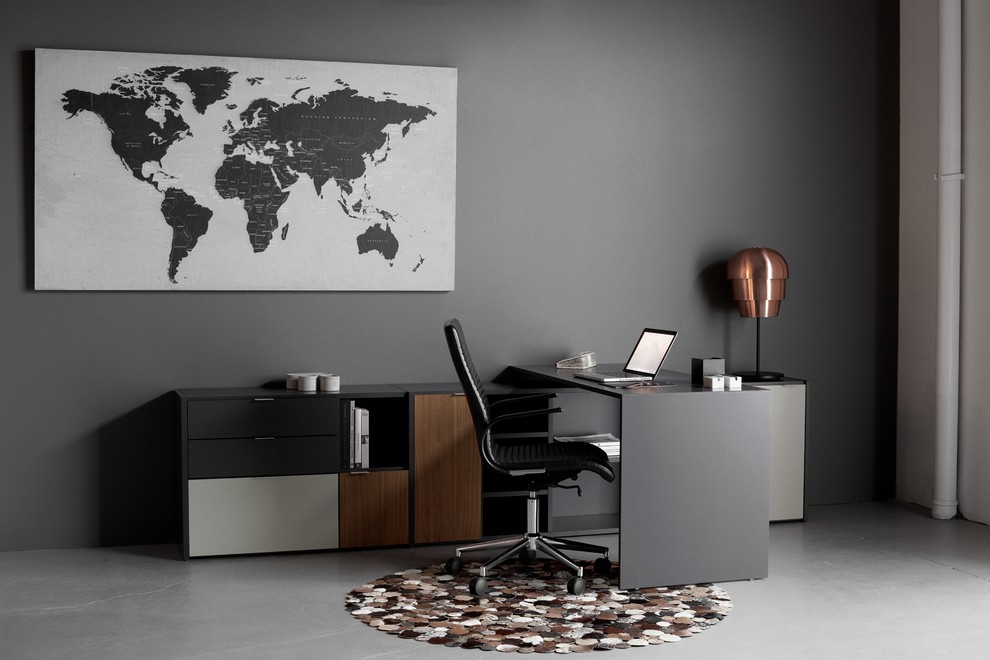 Exempel på ett modernt arbetsrum, med grå väggar och ett fristående skrivbord