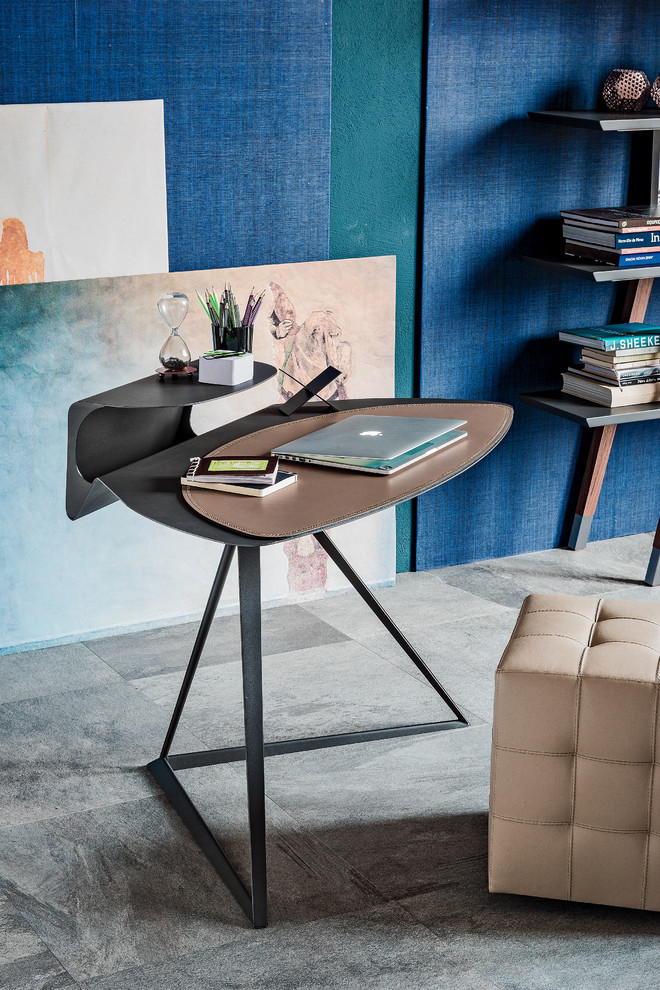 Idee per un grande ufficio moderno con pareti blu, pavimento in gres porcellanato, scrivania autoportante e pavimento grigio