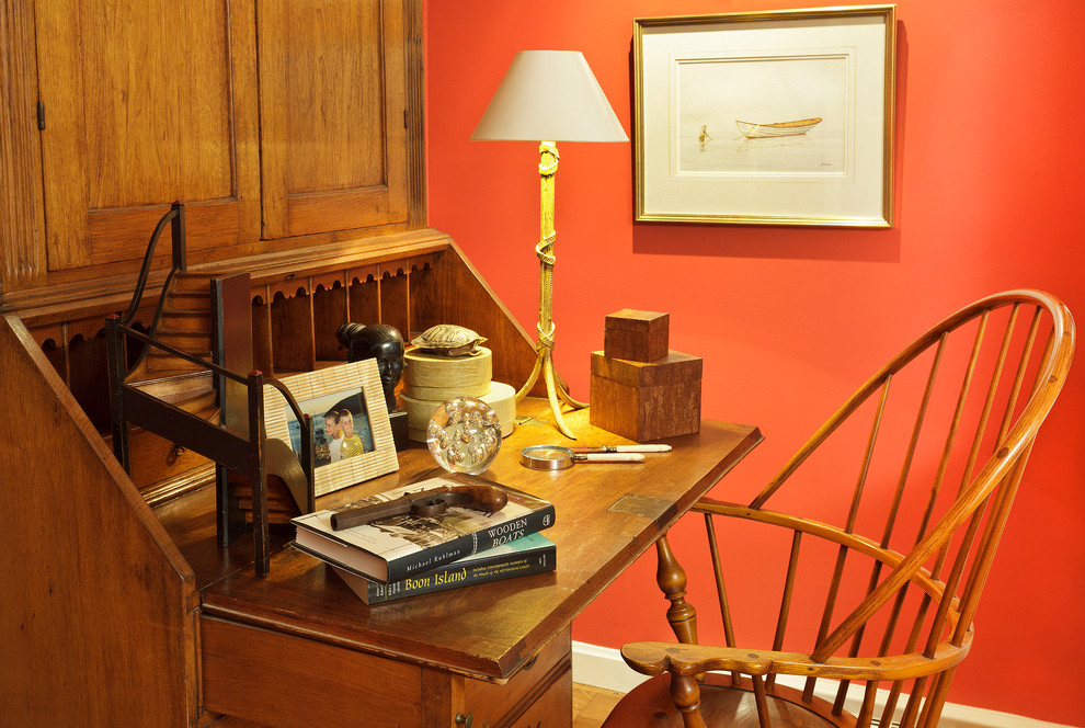 Idéer för små vintage hemmabibliotek, med röda väggar och ett fristående skrivbord