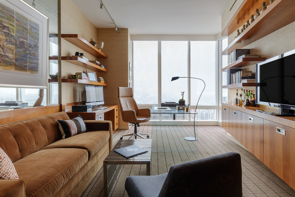 Inspiration för ett stort funkis arbetsrum, med bruna väggar, heltäckningsmatta, ett inbyggt skrivbord och grått golv