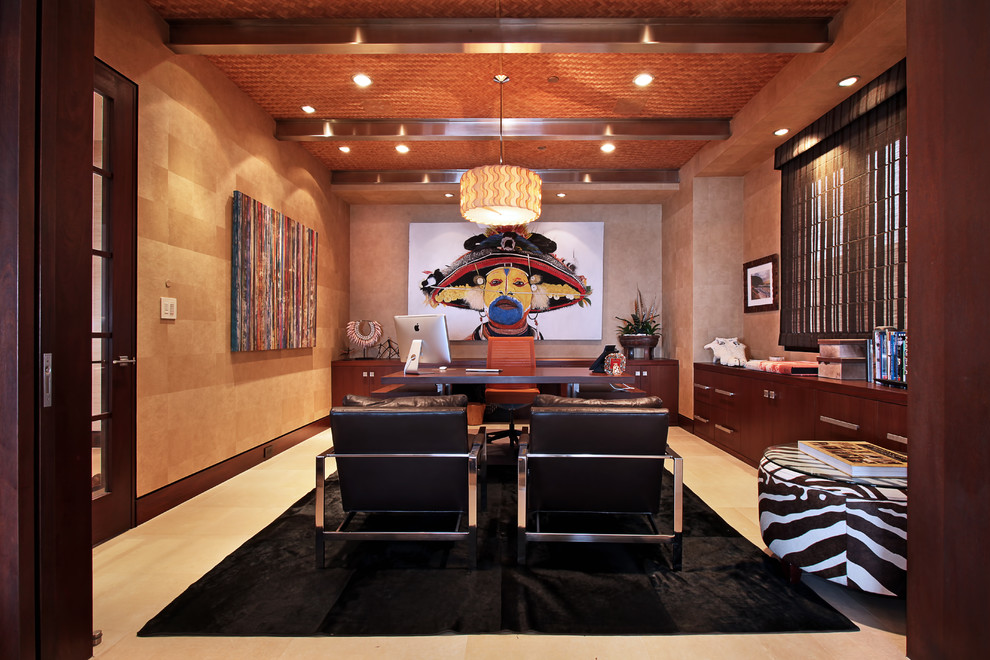 オレンジカウンティにあるコンテンポラリースタイルのおしゃれなホームオフィス・書斎 (自立型机、ベージュの床) の写真