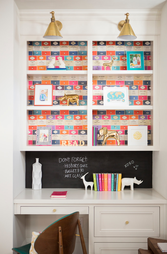 フェニックスにあるトランジショナルスタイルのおしゃれな書斎 (白い壁、造り付け机) の写真