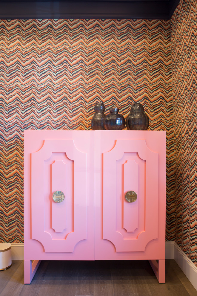 Réalisation d'un bureau tradition de taille moyenne avec un mur multicolore, un sol en bois brun, aucune cheminée, un bureau indépendant et un sol marron.