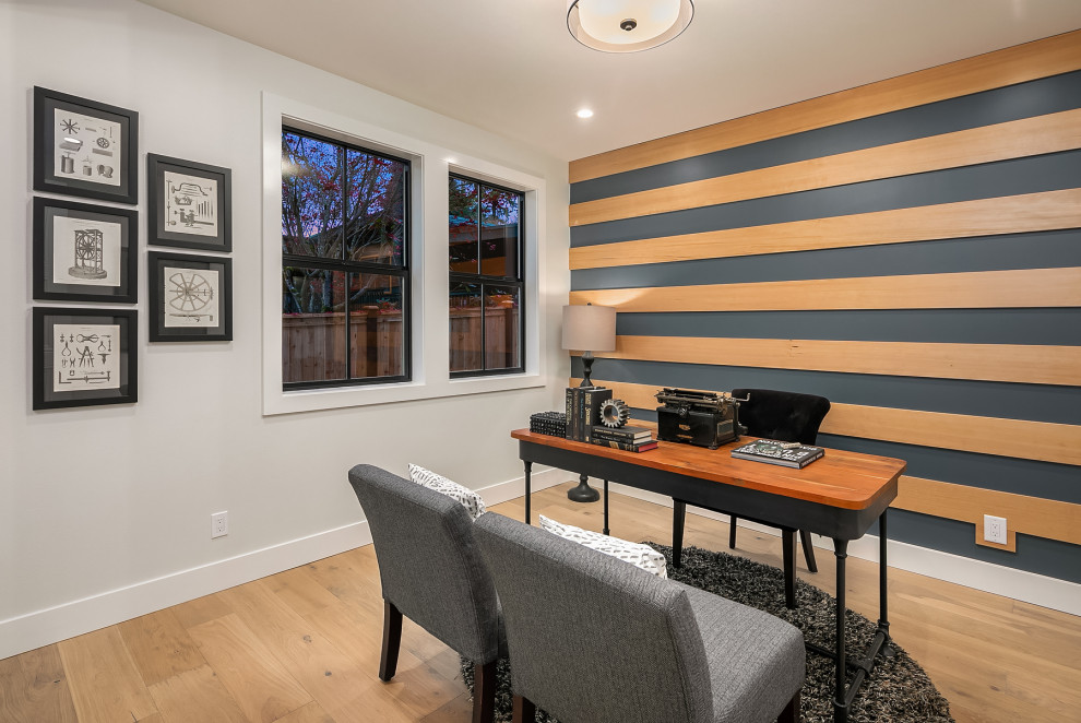 Idée de décoration pour un grand bureau champêtre avec un mur blanc, un sol en bois brun, un bureau indépendant et un sol beige.