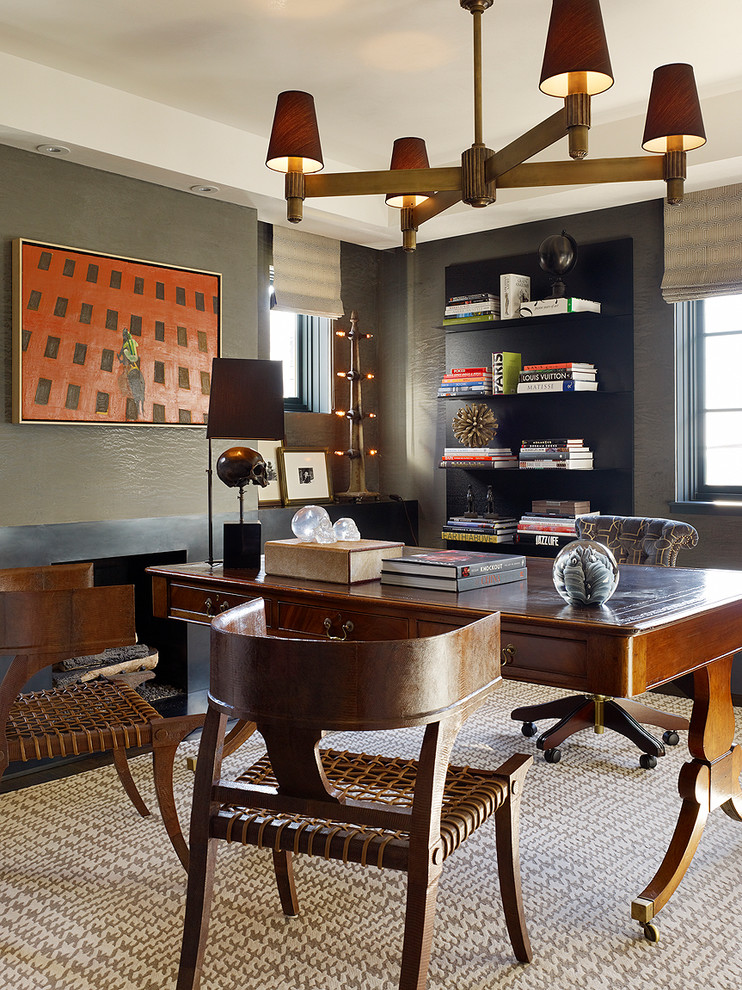 Klassisches Arbeitszimmer mit freistehendem Schreibtisch, Arbeitsplatz, grauer Wandfarbe und Kamin in San Francisco