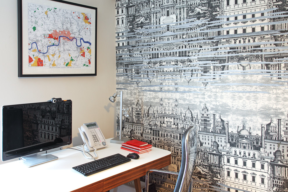 ロンドンにあるトランジショナルスタイルのおしゃれな書斎 (マルチカラーの壁、自立型机) の写真
