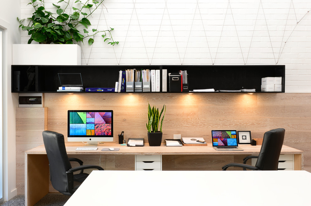Idéer för att renovera ett mellanstort minimalistiskt hemmastudio, med vita väggar och ett inbyggt skrivbord