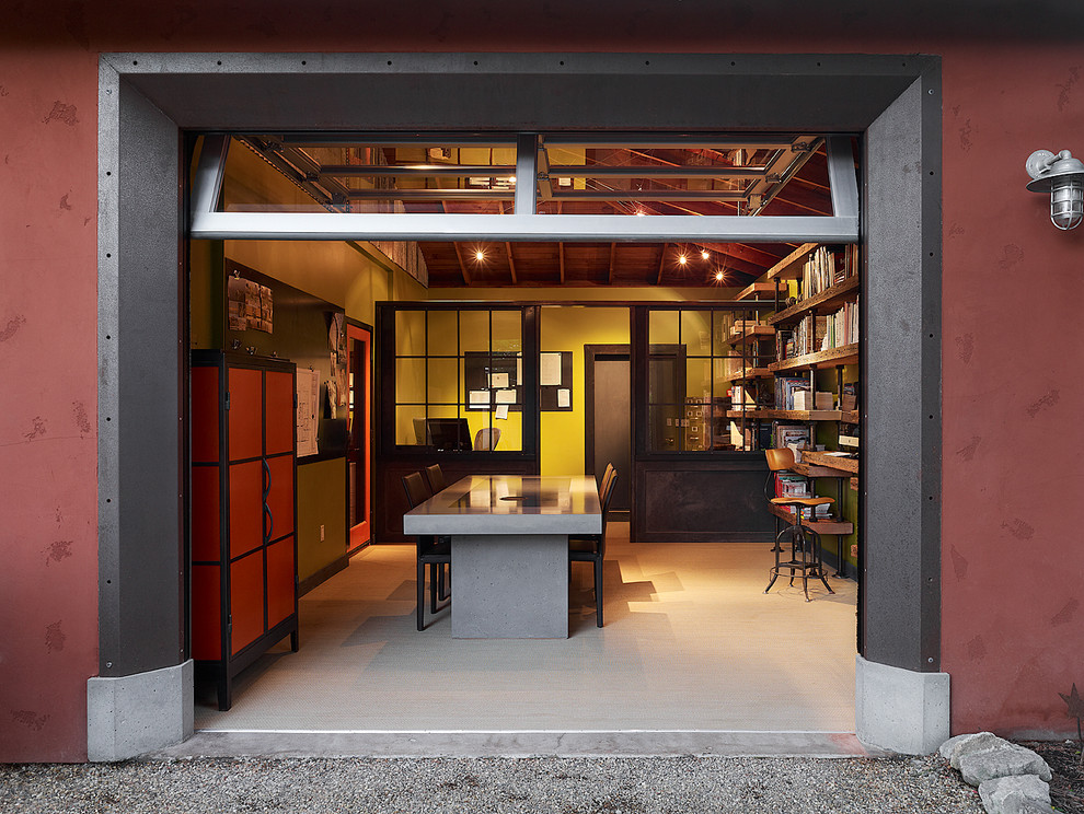 Идея дизайна: большая домашняя мастерская в современном стиле с зелеными стенами, ковровым покрытием и отдельно стоящим рабочим столом без камина