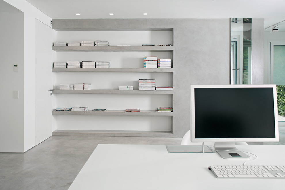 Ispirazione per uno studio minimalista con pareti bianche e scrivania incassata