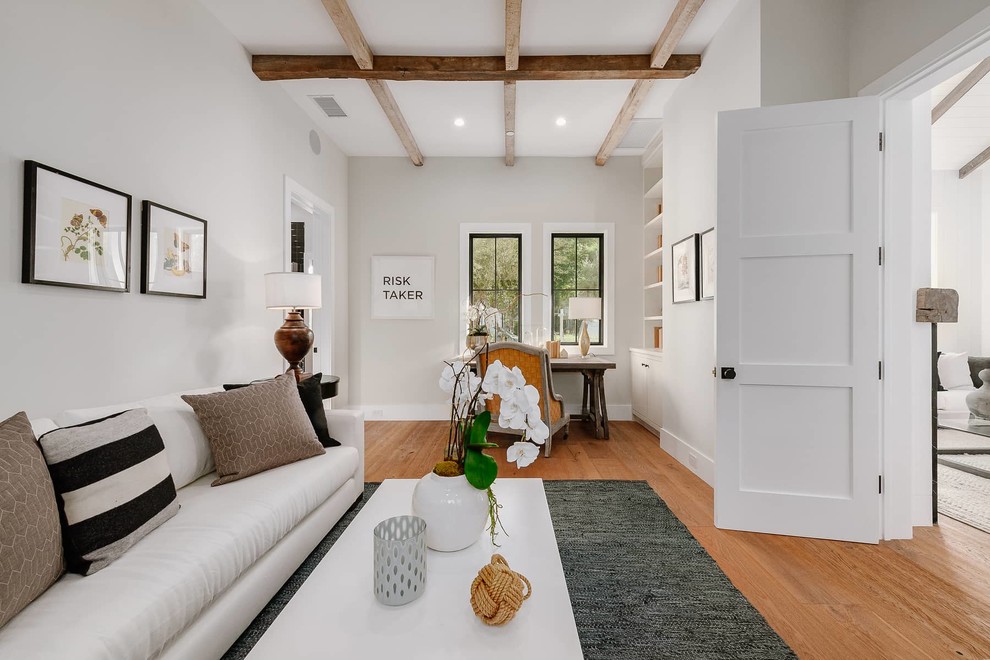 ロサンゼルスにある高級な中くらいなカントリー風のおしゃれなホームオフィス・書斎 (無垢フローリング、自立型机、茶色い床、白い壁) の写真