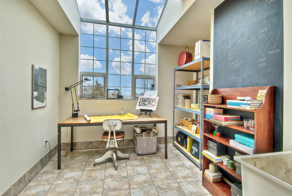 Foto di un piccolo atelier moderno con pareti bianche, pavimento con piastrelle in ceramica, scrivania autoportante e pavimento grigio