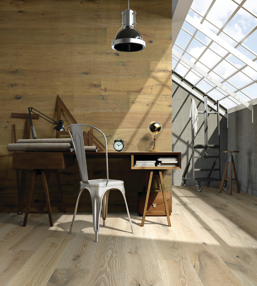 Großes Modernes Arbeitszimmer ohne Kamin mit Studio, hellem Holzboden und freistehendem Schreibtisch in Los Angeles