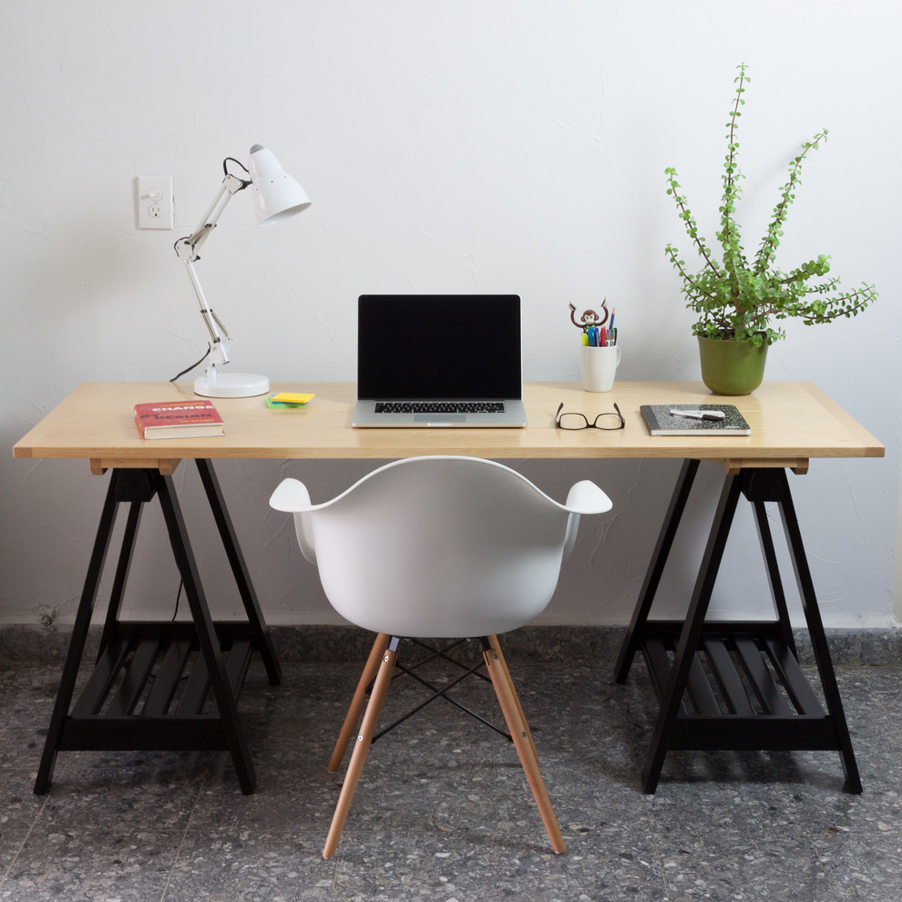 Mittelgroßes Modernes Arbeitszimmer mit weißer Wandfarbe, Einbau-Schreibtisch und Betonboden in Sonstige