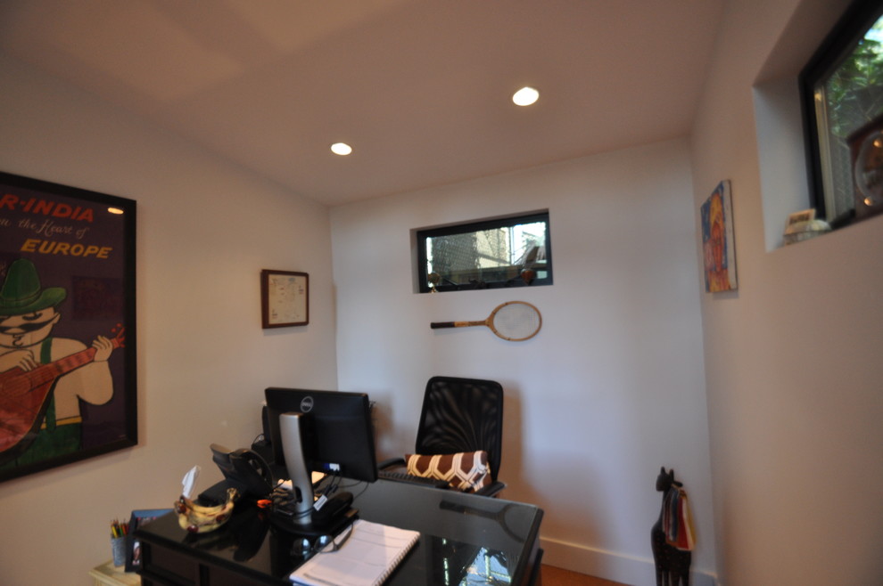 Kleines Modernes Arbeitszimmer mit Studio, weißer Wandfarbe, Laminat und freistehendem Schreibtisch in San Francisco