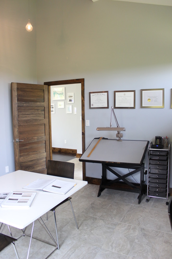 Стильный дизайн: домашняя мастерская в современном стиле с серыми стенами, полом из керамогранита и отдельно стоящим рабочим столом - последний тренд