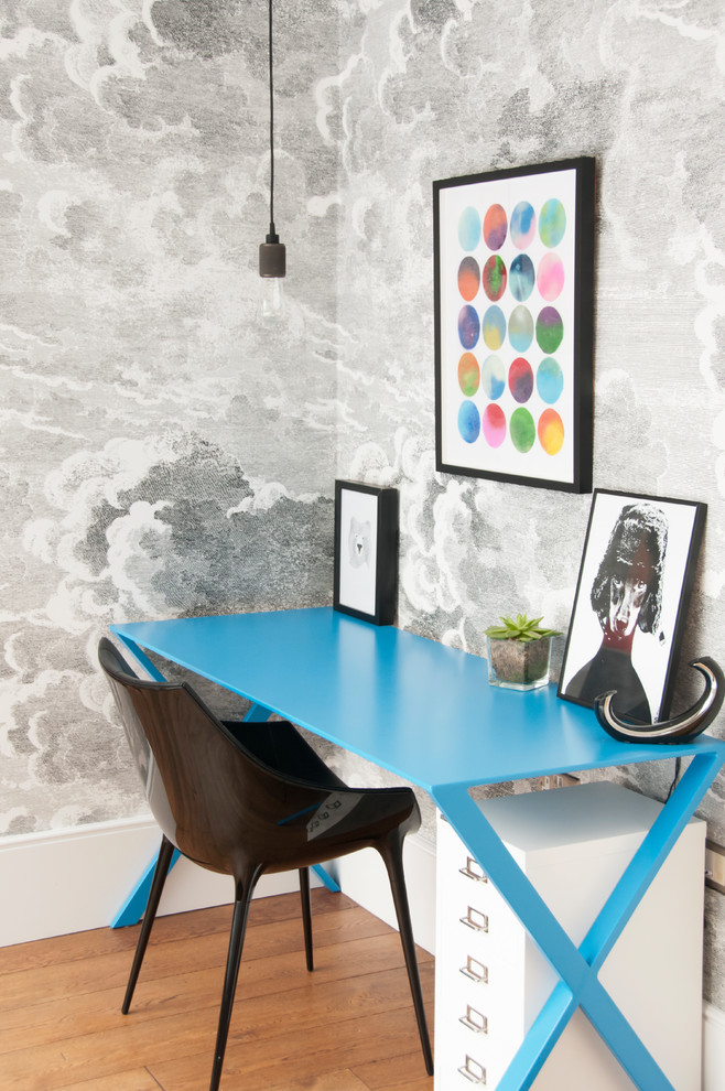 Foto de despacho contemporáneo pequeño con escritorio independiente, paredes grises, suelo de madera clara y suelo beige