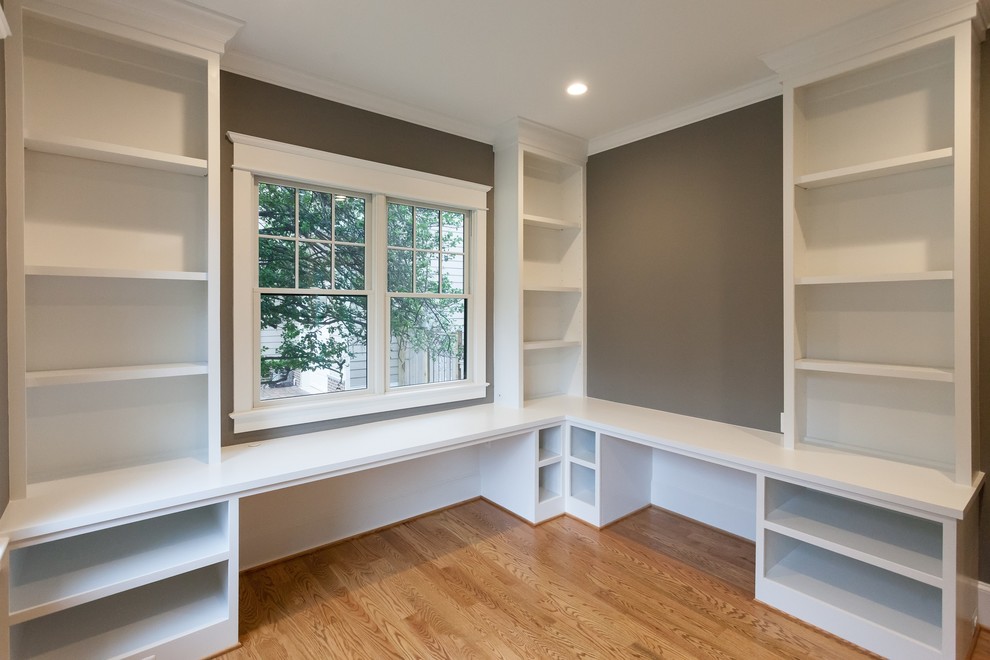 ワシントンD.C.にあるカントリー風のおしゃれな書斎 (ベージュの壁、淡色無垢フローリング、造り付け机、ベージュの床) の写真