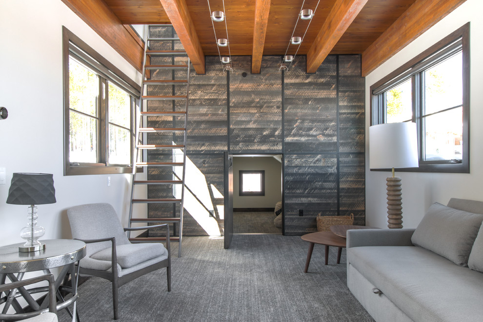 Mittelgroßes Rustikales Arbeitszimmer mit Studio, weißer Wandfarbe, Teppichboden und grauem Boden in Denver