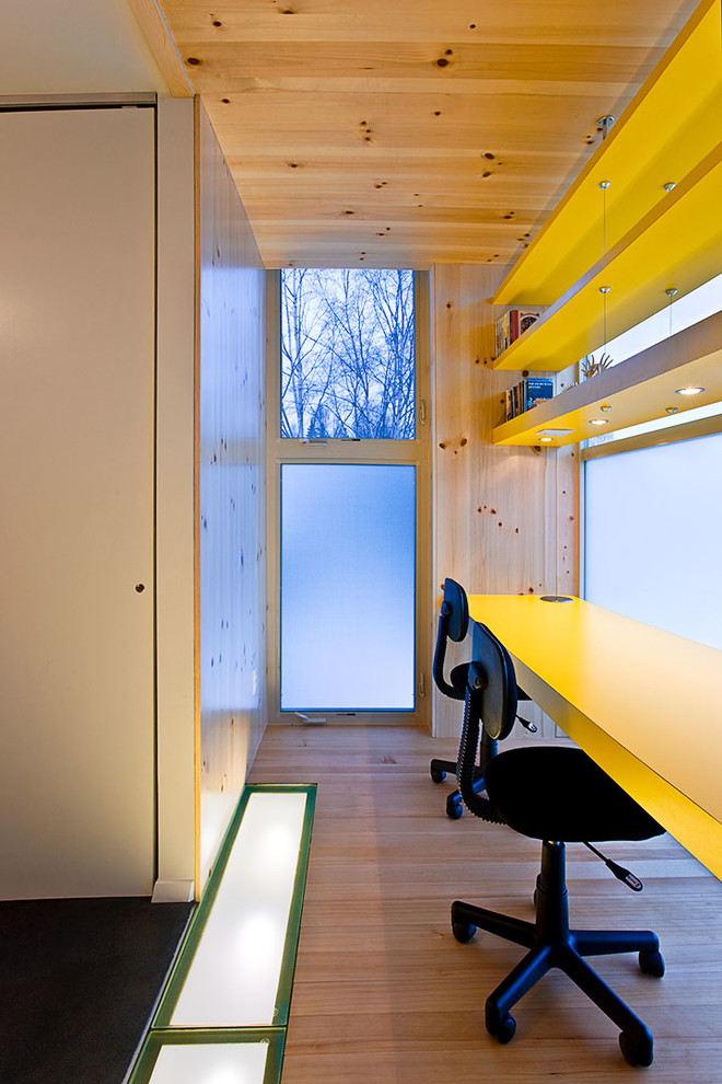 На фото: кабинет в современном стиле с светлым паркетным полом и встроенным рабочим столом
