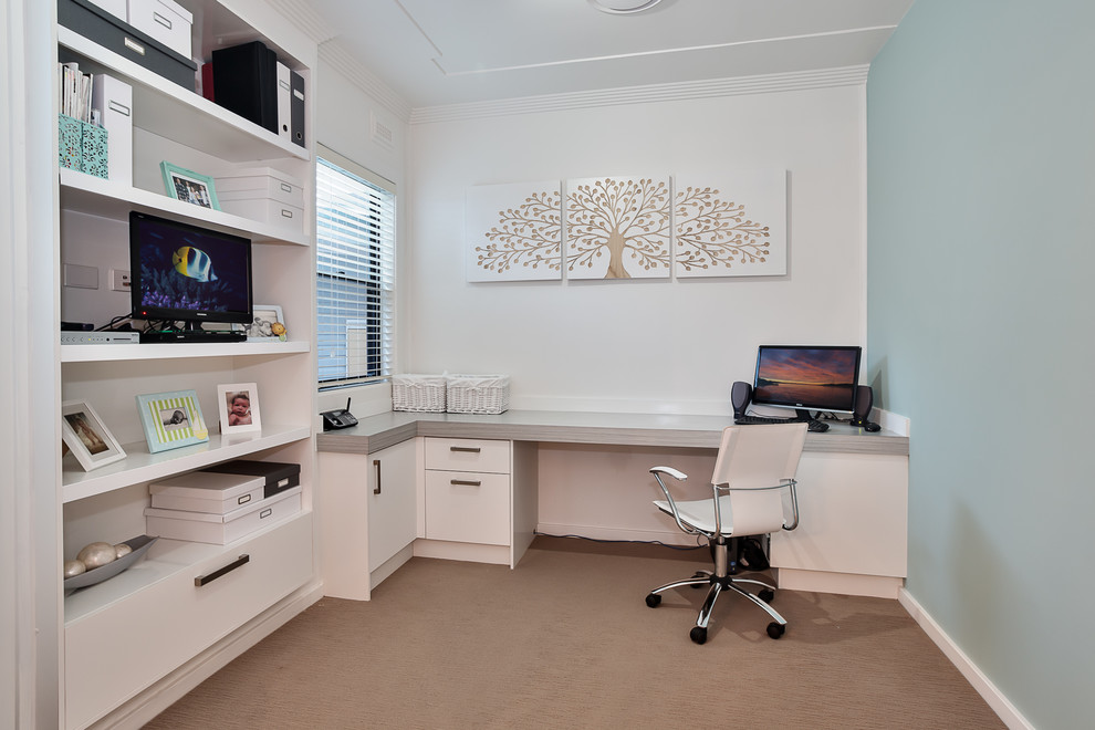 Inspiration för mellanstora moderna arbetsrum, med ett inbyggt skrivbord, flerfärgade väggar, heltäckningsmatta och brunt golv