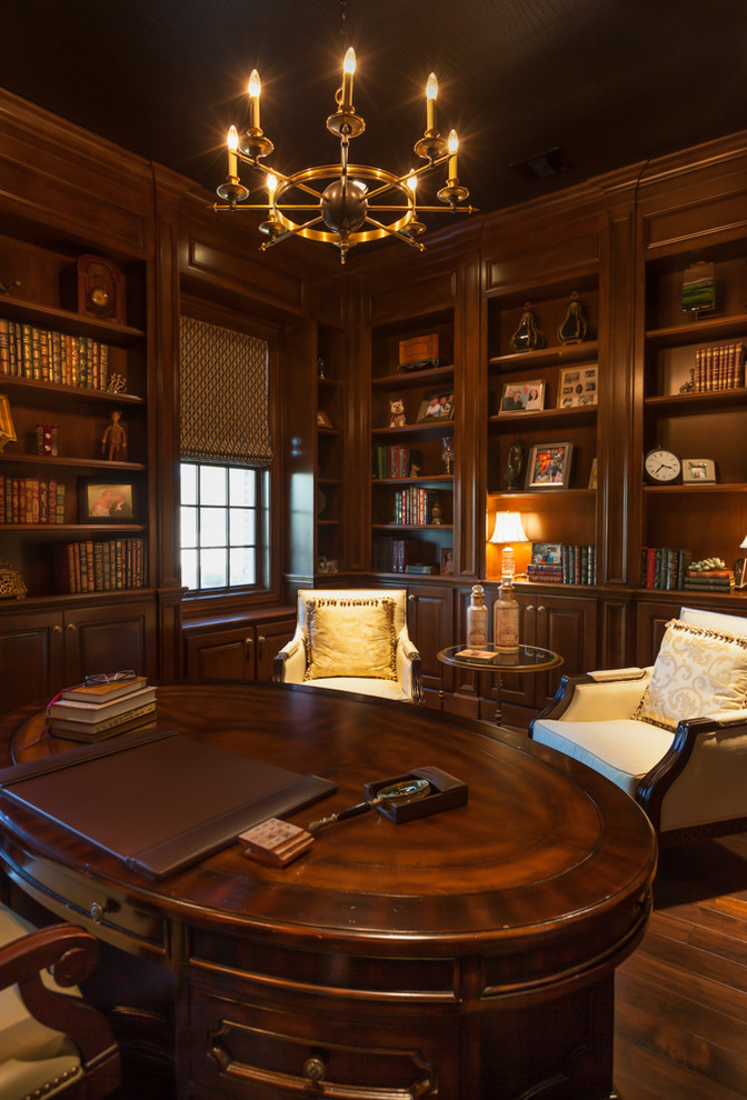 Foto di un ufficio tradizionale di medie dimensioni con pareti marroni, parquet scuro, nessun camino e scrivania autoportante