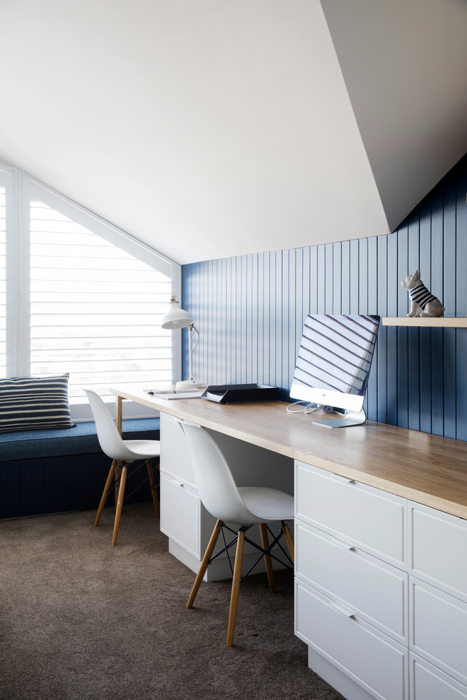 Klassisches Arbeitszimmer mit blauer Wandfarbe, Teppichboden, Einbau-Schreibtisch und grauem Boden in Sydney