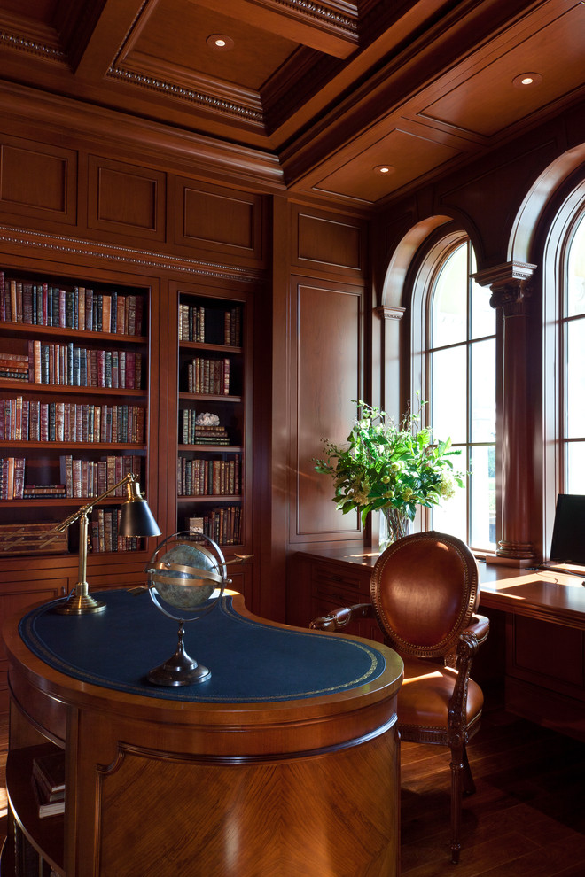 Cette image montre un grand bureau traditionnel avec une bibliothèque ou un coin lecture, un mur marron, parquet foncé et un bureau indépendant.