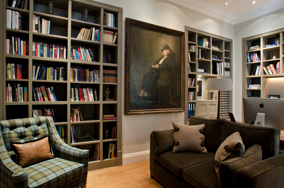 ロンドンにあるトランジショナルスタイルのおしゃれなホームオフィス・書斎 (自立型机) の写真