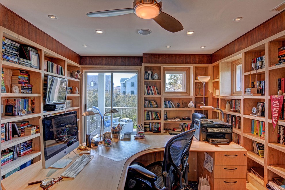 Immagine di un ufficio design di medie dimensioni con scrivania autoportante e pavimento in legno massello medio