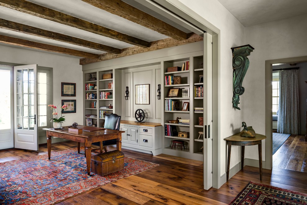 Idee per un ampio ufficio country con pareti bianche, pavimento in legno massello medio e scrivania autoportante