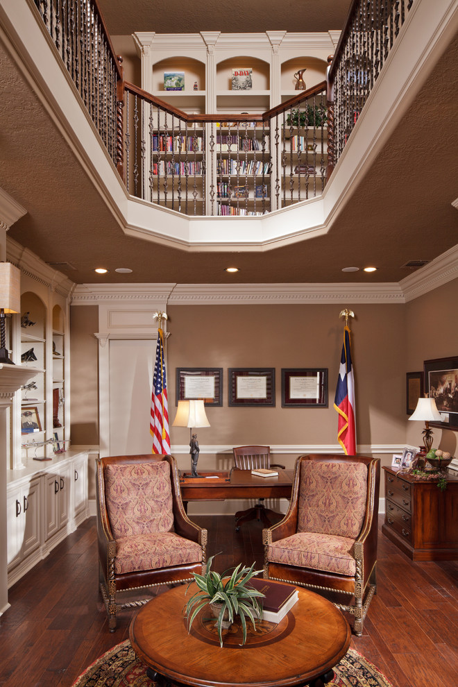 Design ideas for a classic home office in Houston.