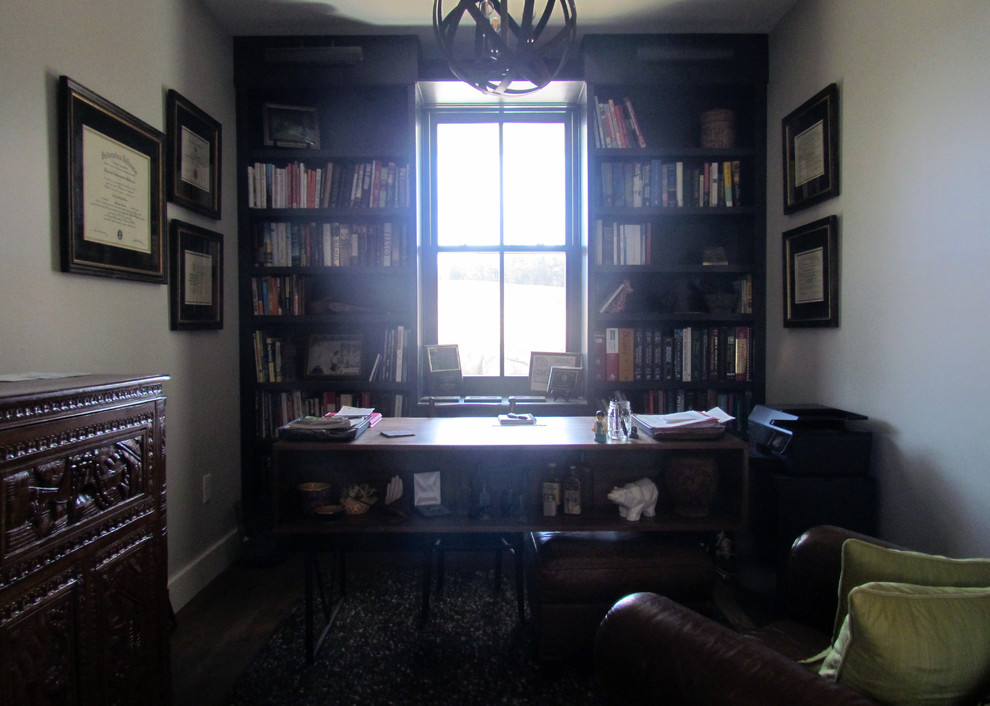Ejemplo de despacho clásico renovado pequeño con paredes grises, suelo de madera oscura y escritorio independiente