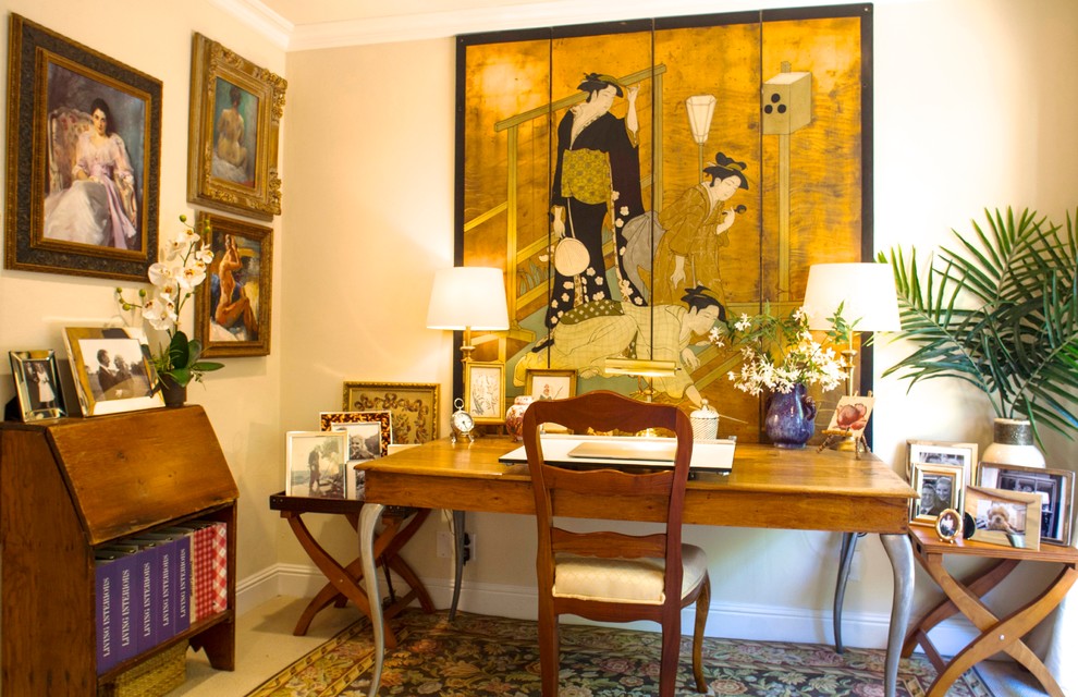 Foto di un ufficio tradizionale di medie dimensioni con pareti beige, moquette e scrivania autoportante