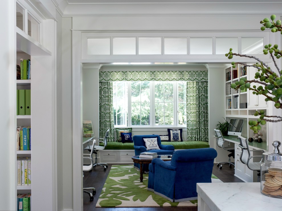 Diseño de despacho de estilo de casa de campo de tamaño medio con paredes blancas, escritorio empotrado y suelo de madera oscura