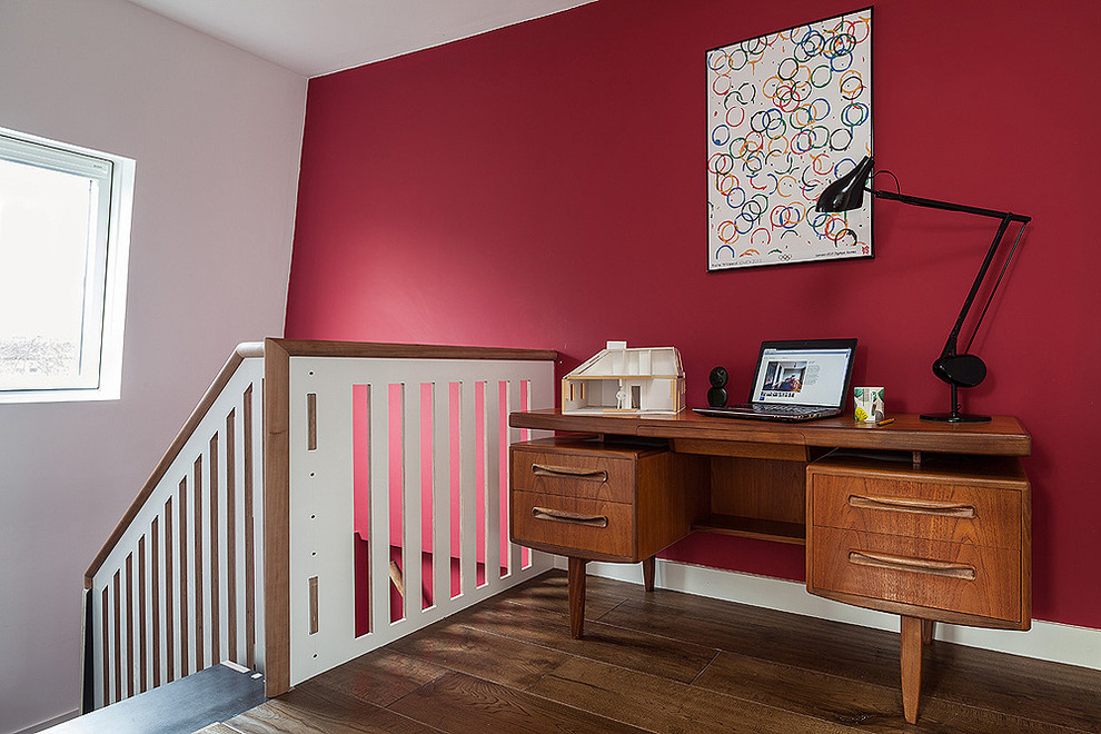 На фото: маленький кабинет в современном стиле с красными стенами, паркетным полом среднего тона и отдельно стоящим рабочим столом для на участке и в саду с