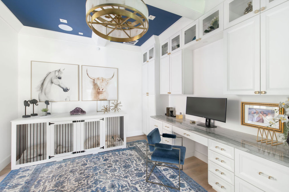 Cette image montre un grand bureau traditionnel avec un mur blanc, parquet clair, un bureau intégré et un plafond à caissons.