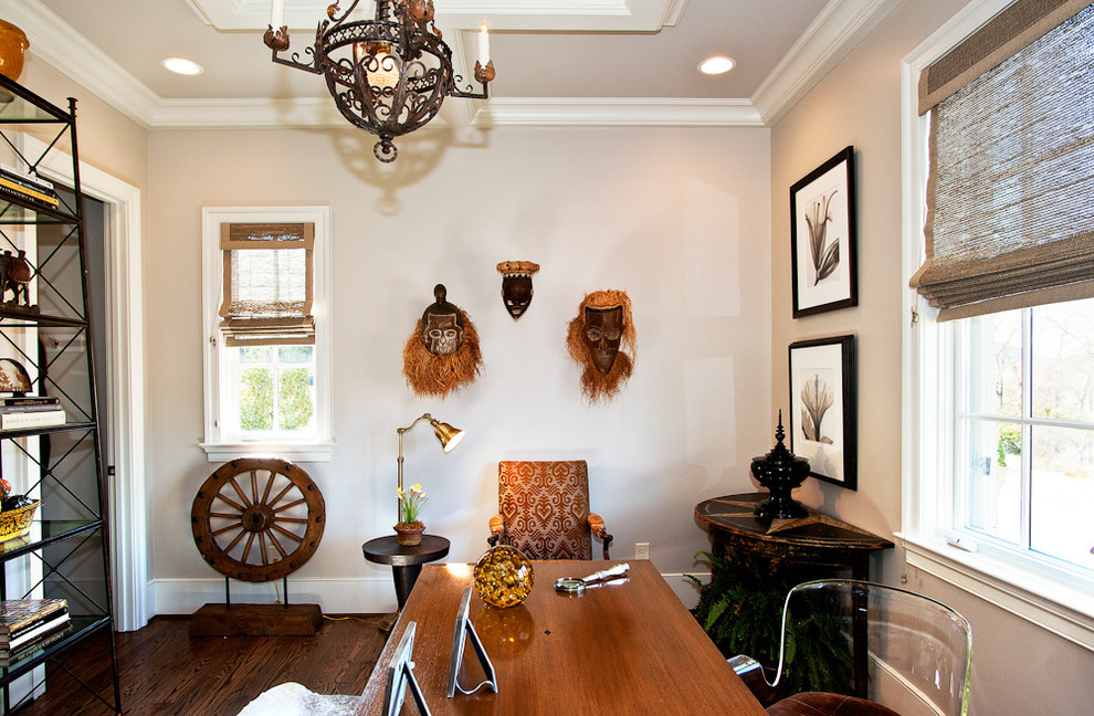 Mittelgroßes Eklektisches Arbeitszimmer ohne Kamin mit grauer Wandfarbe, braunem Holzboden und freistehendem Schreibtisch in Nashville