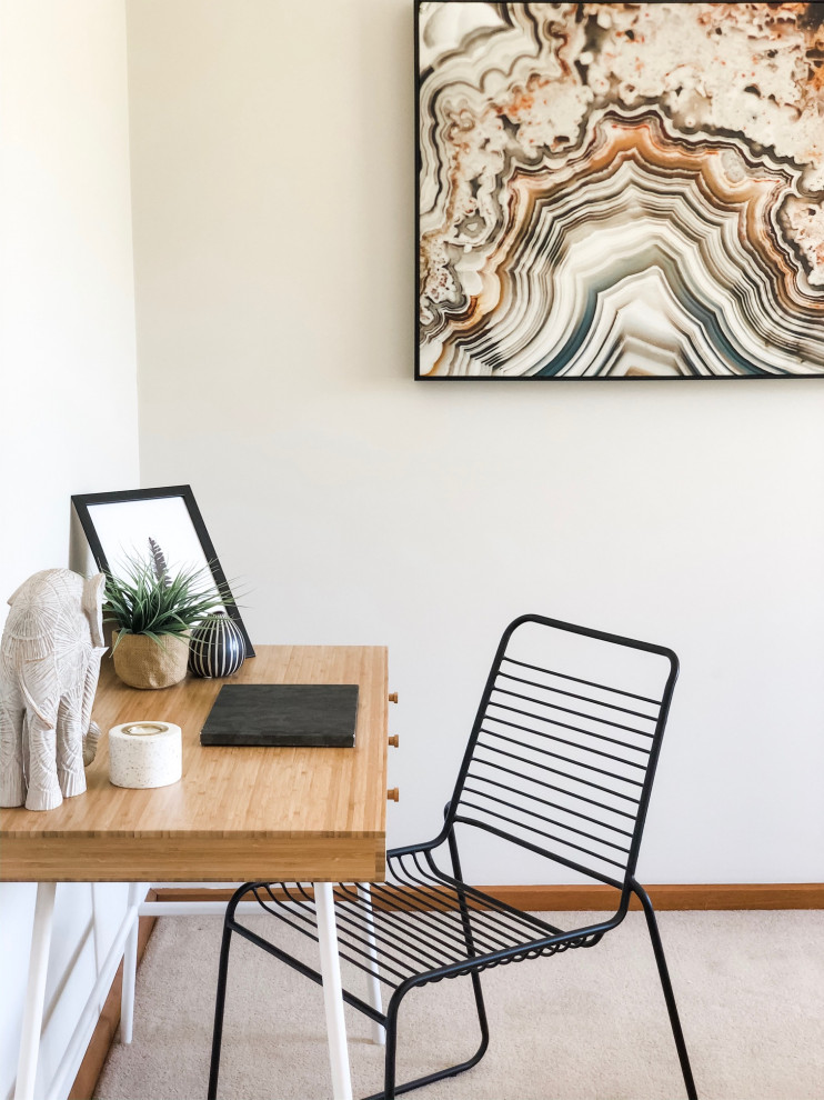 Diseño de despacho clásico renovado de tamaño medio con paredes blancas, moqueta, escritorio independiente y suelo beige