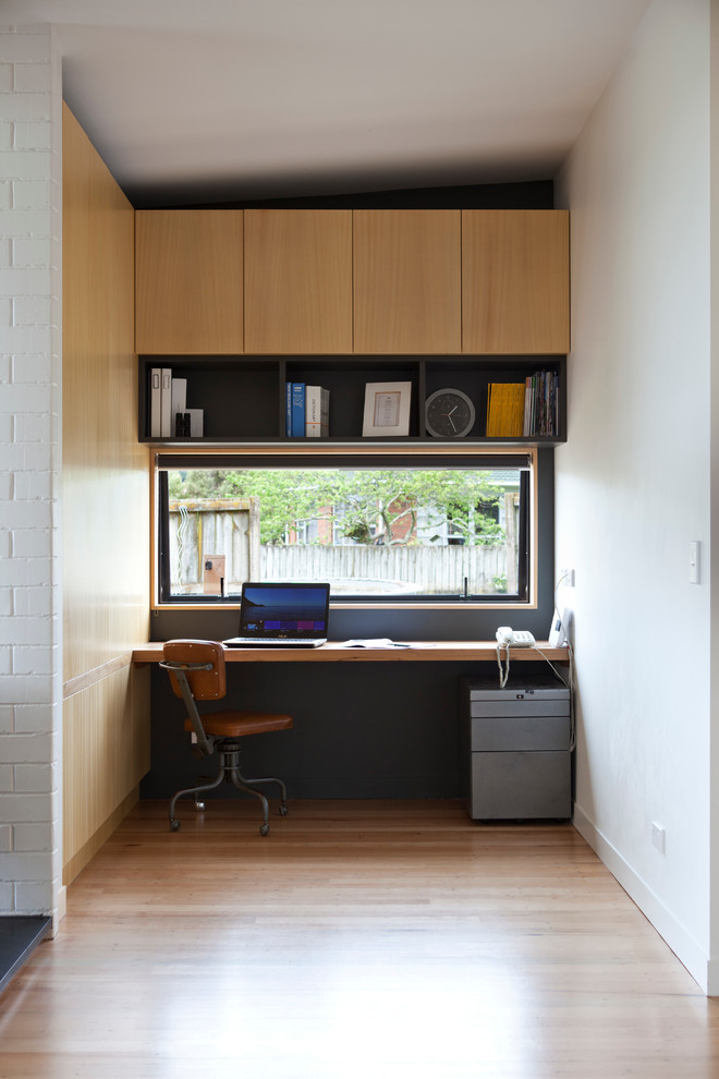 Inspiration for a contemporary home office remodel in Auckland