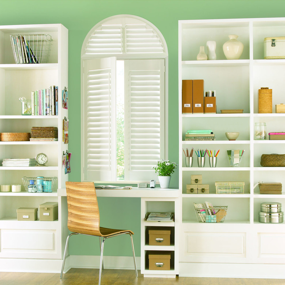 ダラスにある中くらいなトラディショナルスタイルのおしゃれな書斎 (緑の壁、暖炉なし、造り付け机) の写真