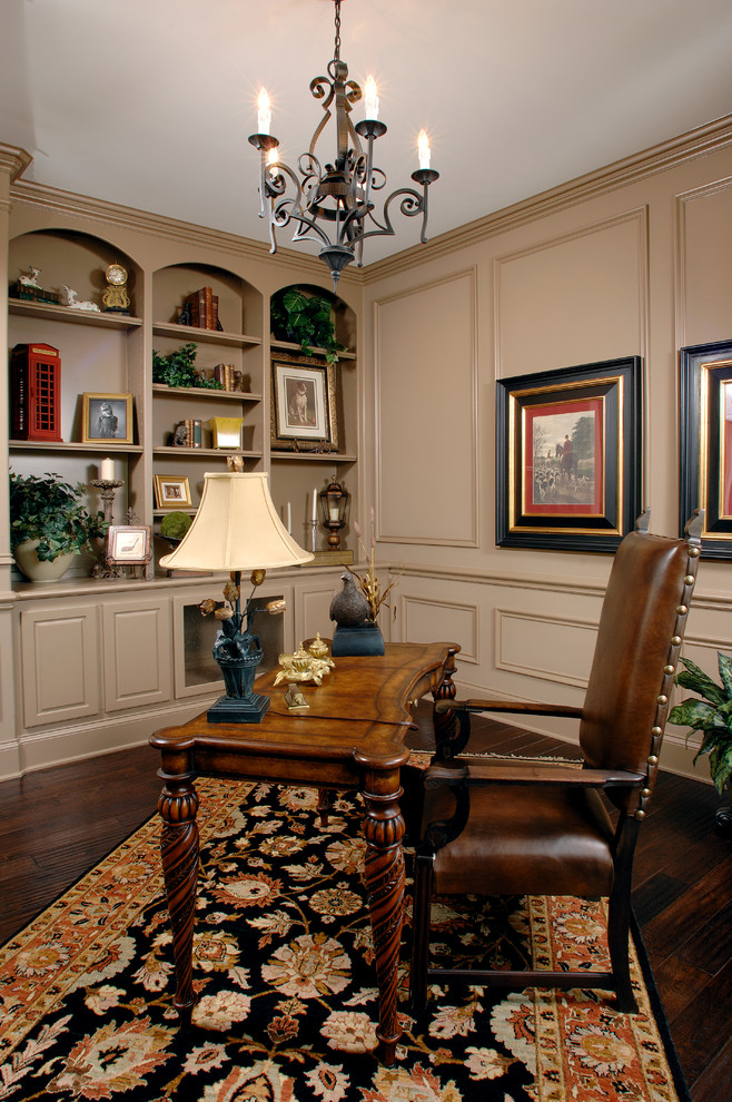 Traditional home office in Indianapolis.