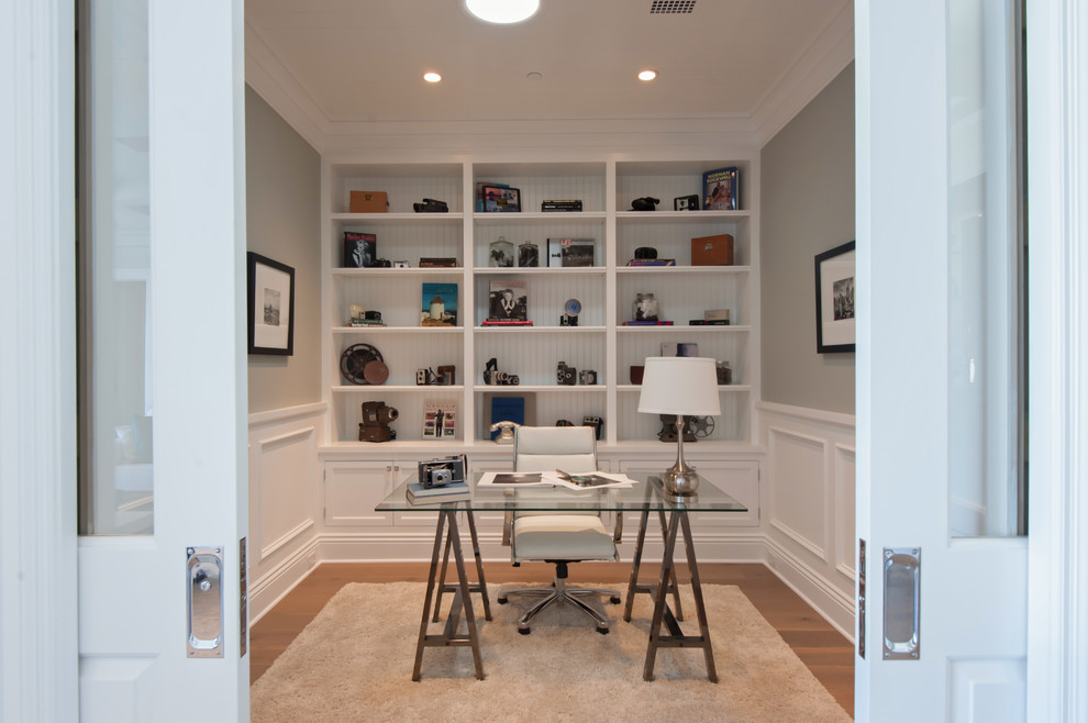 Esempio di un ufficio chic di medie dimensioni con pareti grigie, pavimento in legno massello medio e scrivania autoportante