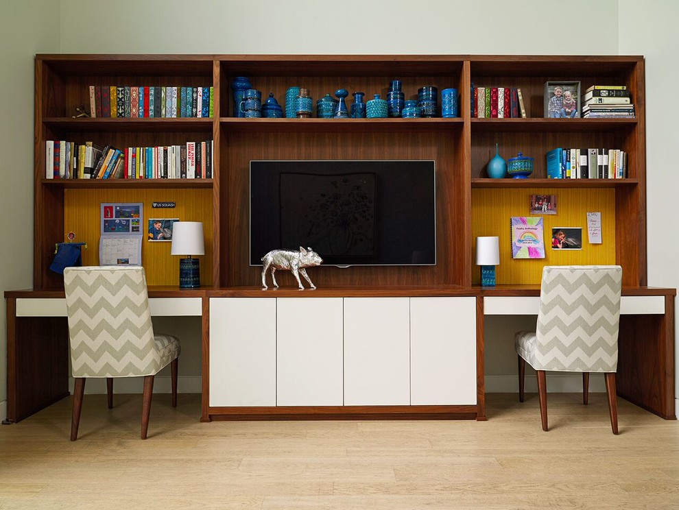 ニューヨークにあるコンテンポラリースタイルのおしゃれな書斎 (淡色無垢フローリング、造り付け机) の写真